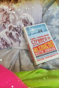 Twee fonkelrode sterren in de blinkend witte sneeuw – Davide Morosinotto